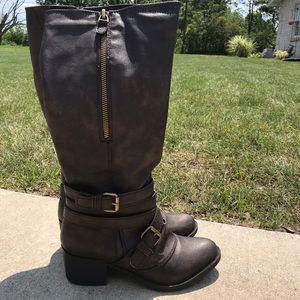 Tall heeled boots 👢